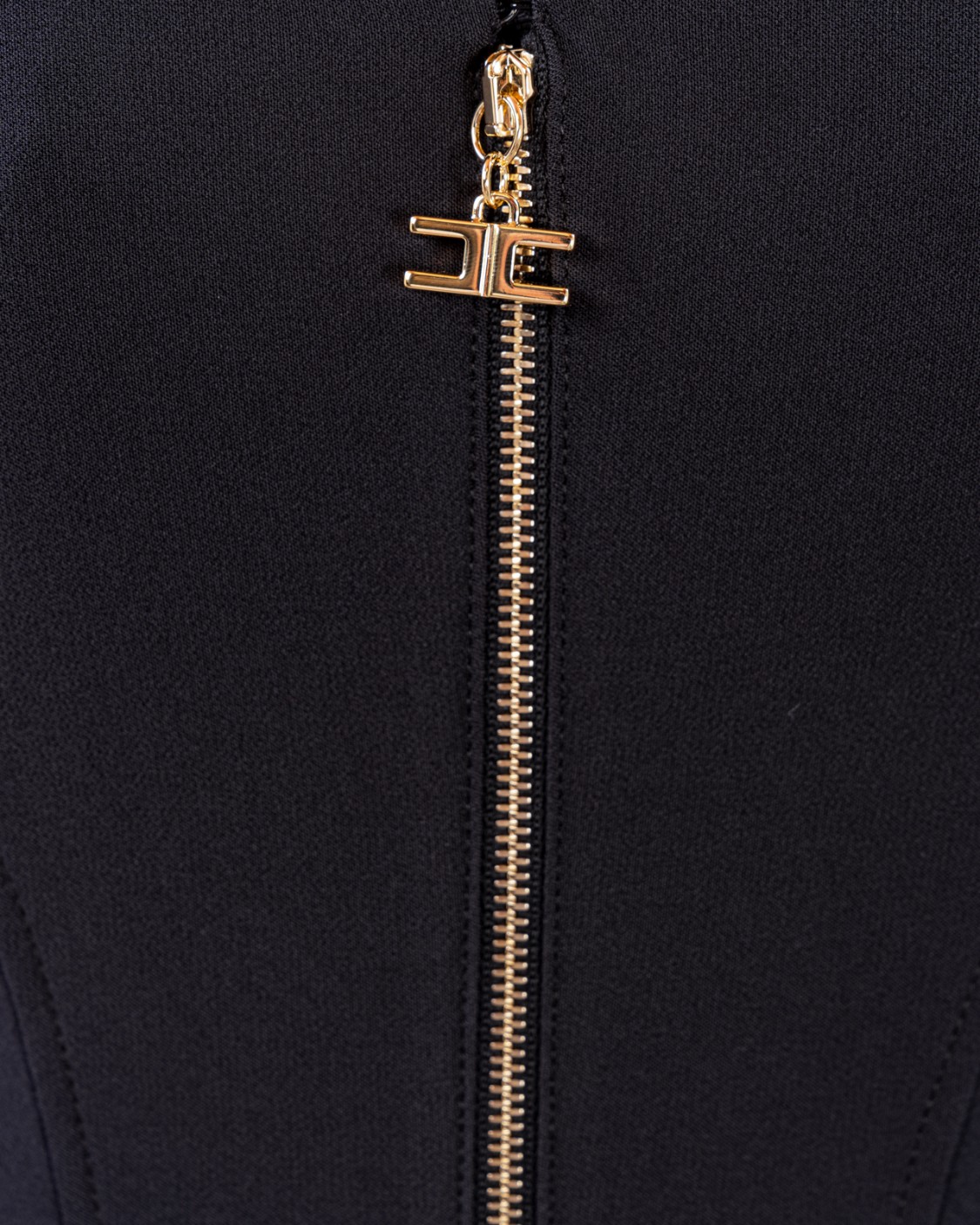 shop ELISABETTA FRANCHI Saldi Abito: Elisabetta Franchi tubino longuette in doppio crêpe.
Tubino longuette in doppio crêpe stretch.
Ampia scolloatura sagomata.
Maniche a 3/4. 
Applicazione di placche logo in metallo dorato sulle spalle.
Fodera in raso.
Zip sulla schiena.
Accessorio in metallo dorato.
Composizione: 96% Poliestere 04% Elastane.
Fabbricato in Italia.. AB41536E2-110 number 7260017